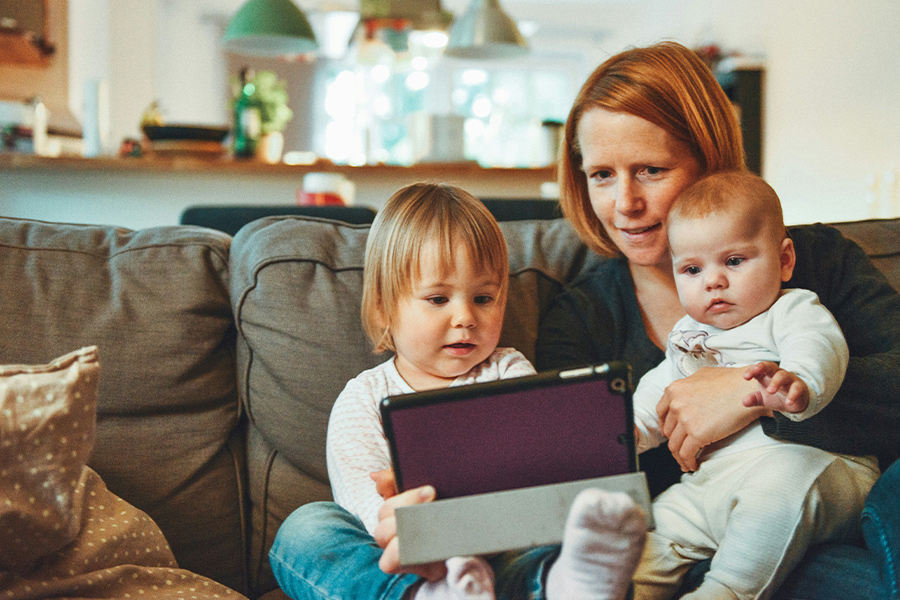 Mutter mit 2 Kindern auf der Couch