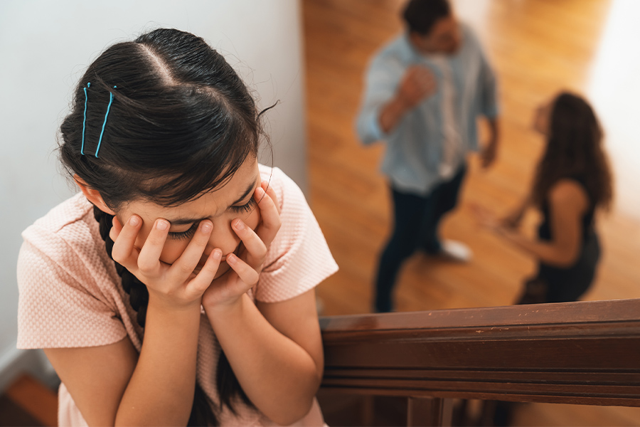 Familienpsychologische Begutachtung Kind weint während dem Streit ihrer Eltern